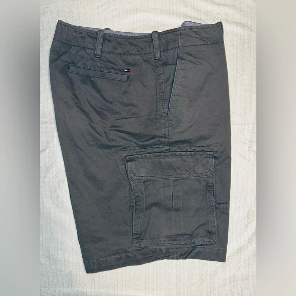 Tommy Hilfiger Gray Cargo Shorts with Relaxed Fit